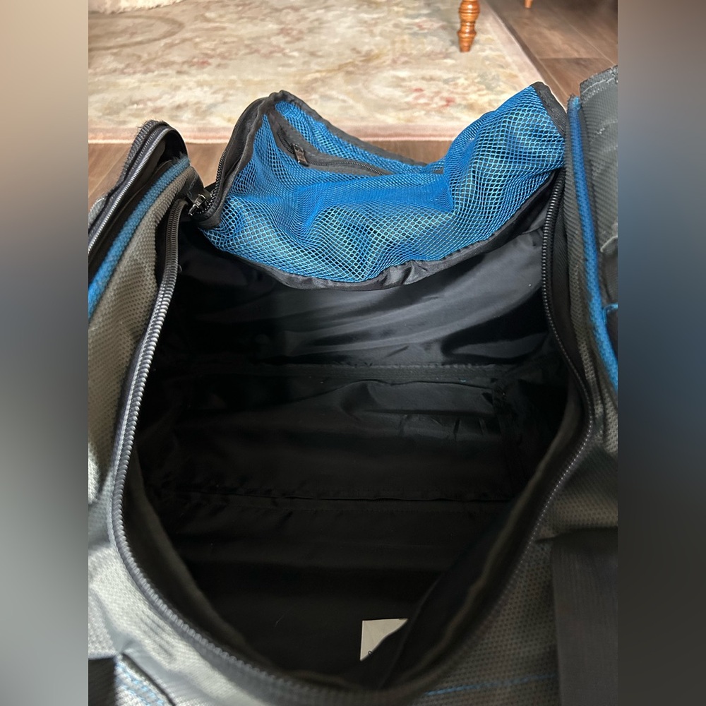 FUL Rolling Duffle/gym bag  22"x12"x12" - Picture 7 of 10